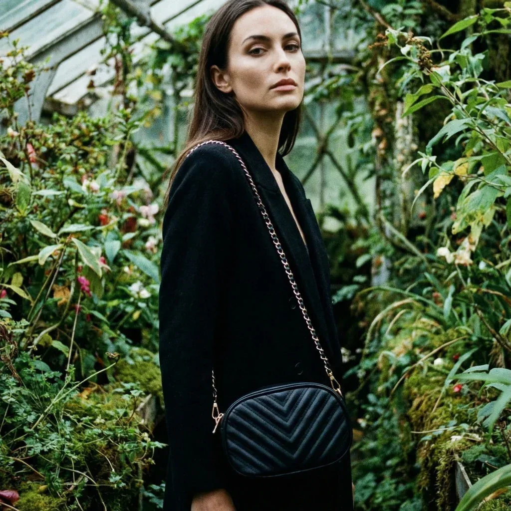 Quilted oval crossbody bag - V-stitched pattern MS-5941